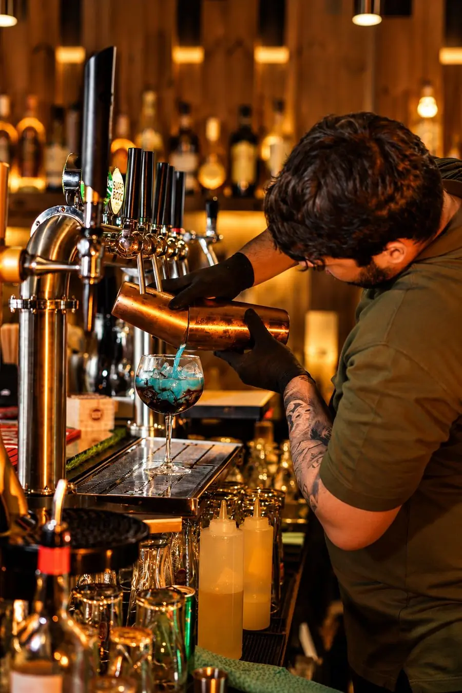 Bartender servindo um drink azul