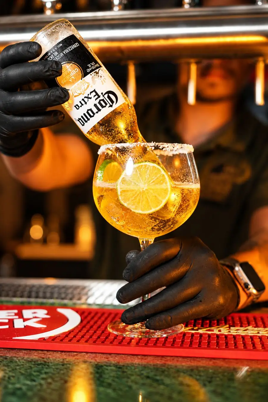 Cerveja Corona servida em taça com lima