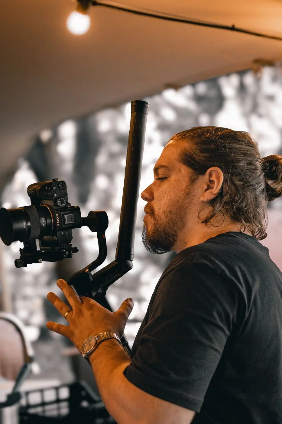 Câmera no gimbal sob as luzes do evento