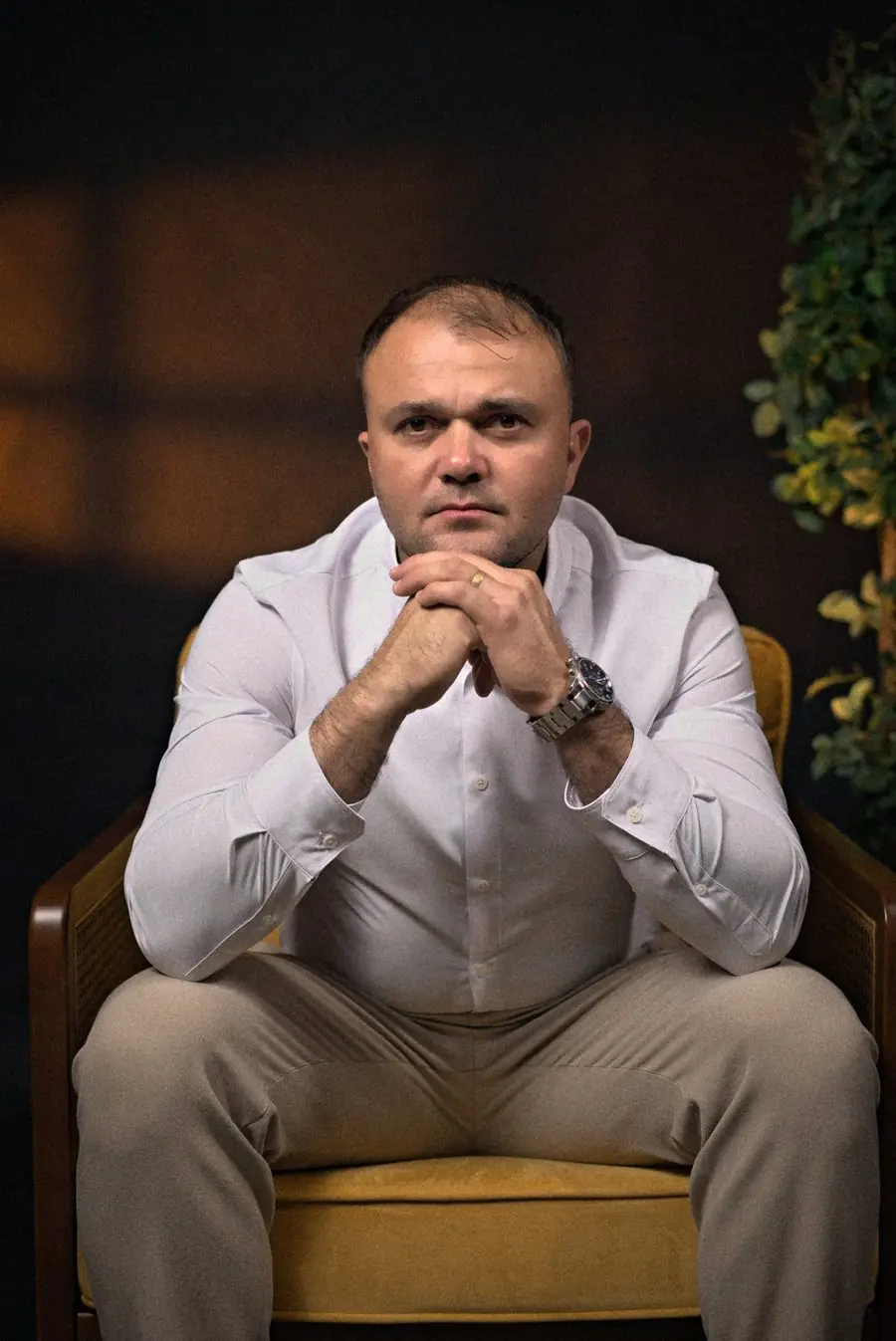 Retrato no cenário escuro, luz quente